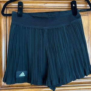Adidas crepe Black tennis/pickle ball skirt/ shorts built in. Skort size M